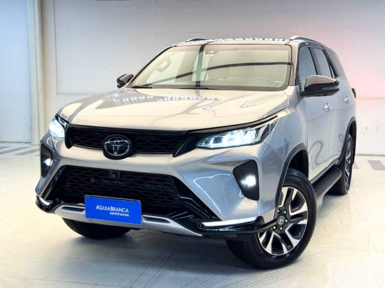 TOYOTA HILUX SW4 2.8 D-4D TURBO DIESEL DIAMOND 7L 4X4 AUTOMÁTICO